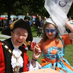 The Mayor and a carnival-costumed girl